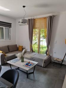 ein Wohnzimmer mit Sofa und Tisch in der Unterkunft Rhodes Comfort Luxury Apartment in Rhodos (Stadt)