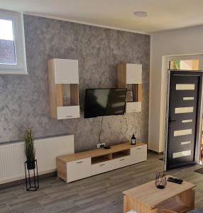 A television and/or entertainment centre at Apartman Bajka