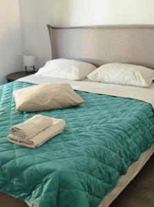 een groot bed met twee kussens erop bij Rhodes Comfort Luxury Apartment in Rhodos-stad