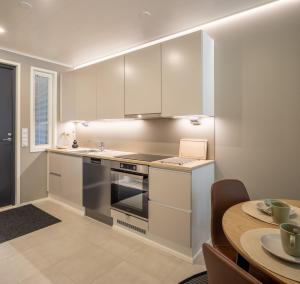 Kuchyň nebo kuchyňský kout v ubytování Tuomenkartano Apartments by Hiekka Booking