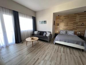 1 dormitorio con cama, sofá y mesa en Thalassa en Sidárion