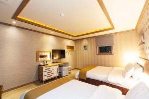 Postel nebo postele na pokoji v ubytování Sahara Hotel