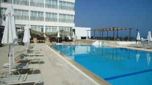 Bazén v ubytování Ada Beach Hotel nebo v jeho okolí