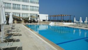 Bazén v ubytování Ada Beach Hotel nebo v jeho okolí