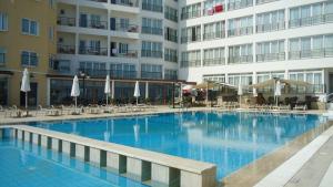 Bazén v ubytování Ada Beach Hotel nebo v jeho okolí