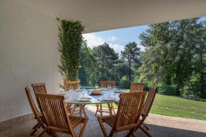 een tafel met zes stoelen en een tafel met eten erop bij Fidalsa Relax Inn in Urduliz