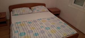 - un lit dans une petite chambre avec un lit sidx sidx sidx dans l'établissement Apartment ŠODAN 72, à Omiš