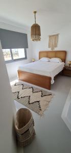 1 dormitorio con 1 cama grande y 1 alfombra en EL Gouna Swan Lake Apartment, en Hurghada