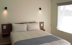 Postel nebo postele na pokoji v ubytování Bayside Hotel
