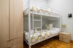 馬德里的住宿－CENTRICO APARTAMENTO CON 3 BAÑOS EN PUERTA DEL SOL y ATOCHA，一间卧室配有两张双层床。