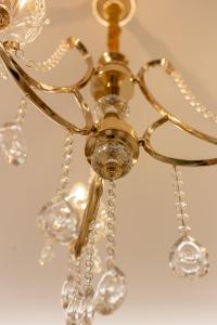 einen goldenen Kronleuchter, der von einer Decke hängt in der Unterkunft AGORA luxury BOUTIQUE HOTEL in Loutraki