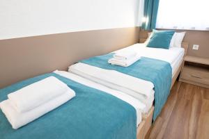 Un pat sau paturi într-o cameră la Homoky Hotels Bestline Hotel