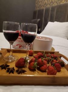 two glasses of red wine and strawberries on a tray at Lileo in Tsalka