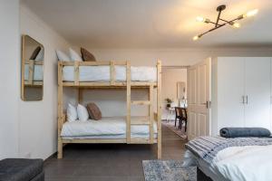 1 dormitorio con 2 literas y comedor en No 1 Dicks Street Apartment en Howick