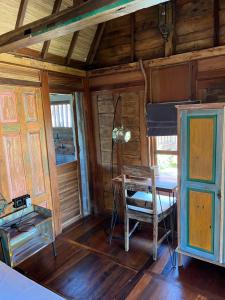 ein Zimmer mit einem Tisch und einem Stuhl in einer Hütte in der Unterkunft PINOKKIO B&B Restaurant in Ungasan