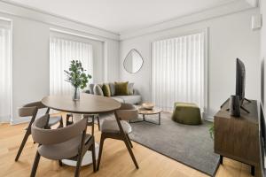 sala de estar con mesa y sofá en Mirabilis Apartments - AAA23, en Lisboa