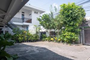 Taman di luar Londres Bed and Breakfast RedPartner near Gembira Loka Zoo