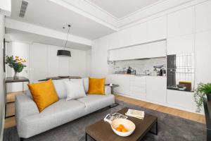 sala de estar con sofá y mesa en Mirabilis Apartments - AAA23, en Lisboa