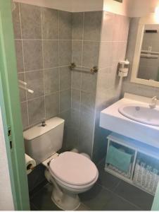 łazienka z toaletą i umywalką w obiekcie cala di sognu chez Lorenzo w mieście San-Nicolao