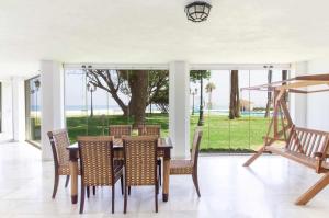 Posedenie v ubytovaní Castle Beach House Luxury Beachfront Villa