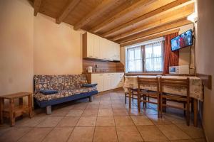 Televízia a/alebo spoločenská miestnosť v ubytovaní Family House Amalia Myholidaylivigno