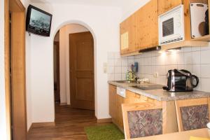 kuchnia ze zlewem i mikrofalówką w obiekcie Appartement Paulis Hof w mieście Ischgl