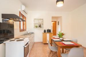 A kitchen or kitchenette at Afroditi Holiday Home - Yellow Apartment Még 5 kép