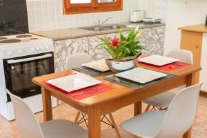 A kitchen or kitchenette at Afroditi Holiday Home - Yellow Apartment