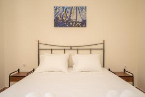 A bed or beds in a room at Afroditi Holiday Home - Yellow Apartment