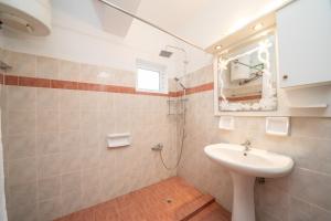 A bathroom at Afroditi Holiday Home - Yellow Apartment