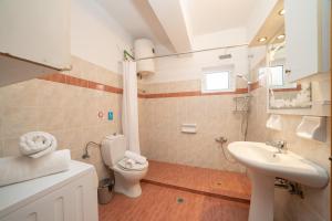 A bathroom at Afroditi Holiday Home - Yellow Apartment