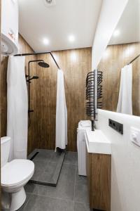 ein Bad mit einem WC und einem Waschbecken in der Unterkunft Luxury Apartments Smart House in Uschhorod