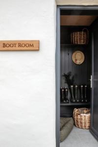 un cuarto con una estantería con botas y cestas en Gate Lodge@White Strand, en Miltown Malbay