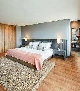 a large bedroom with a large bed and a rug at Nico Apartasuites in Bogotá