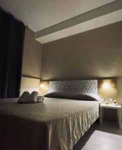 米蘭的住宿－San Siro 139，一间卧室配有一张带两个枕头的床