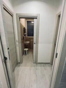 米蘭的住宿－San Siro 139，走廊上设有带卫生间和镜子的浴室
