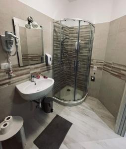 米蘭的住宿－San Siro 139，一间带玻璃淋浴和水槽的浴室