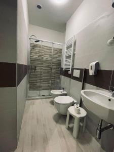 米蘭的住宿－San Siro 139，浴室配有2个盥洗盆、卫生间和淋浴。
