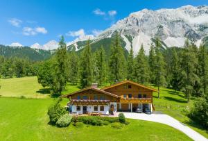 ラムサウ・アム・ダッハシュタインにあるHaus Silberdistelの山を背景にした畑の家