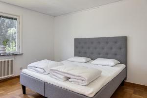 Postel nebo postele na pokoji v ubytování Large and modern house with its own sandy beach