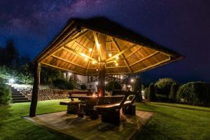 A garden outside Dom na wzgórzu z widokiem na jezioro z balią i sauną