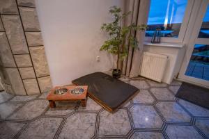 A seating area at Dom na wzgórzu z widokiem na jezioro z balią i sauną