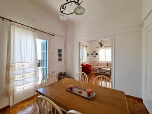 una sala da pranzo con tavolo e sedie e un soggiorno di My Home in Naxos a Naxos Chora