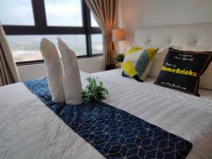 Ένα ή περισσότερα κρεβάτια σε δωμάτιο στο Link 2 Residence Bukit Jalil I HomeBrickz