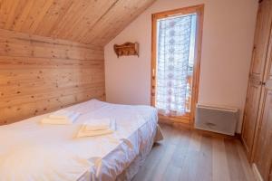 Un pat sau paturi într-o cameră la Chalet De Méribel 6