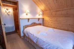 Un pat sau paturi într-o cameră la Chalet De Méribel 6