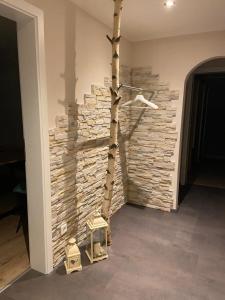 een muur met een boom en een kruk ervoor bij Lieblingsplatz-Winterberg in Winterberg
