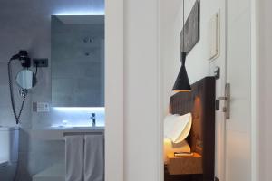 y baño con lavabo y espejo. en Woohoo Rooms Fuencarral en Madrid