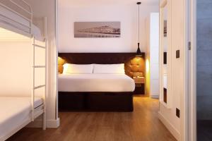 Un dormitorio con una cama grande y un puente en Woohoo Rooms Fuencarral, en Madrid