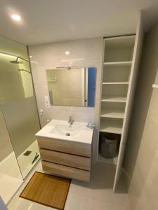 Koupelna v ubytování Superbe appartement Première ligne de mer + 11 fotografií
